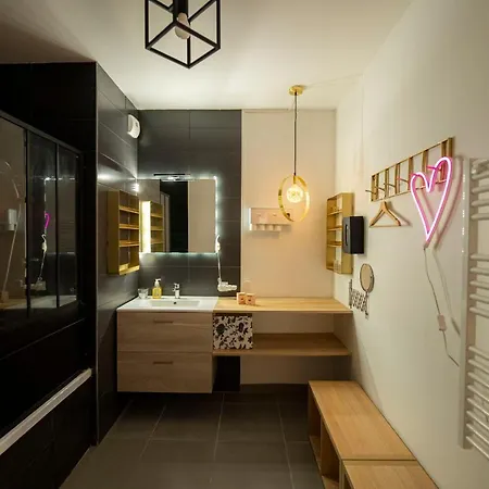 Spacious Near The Apartment